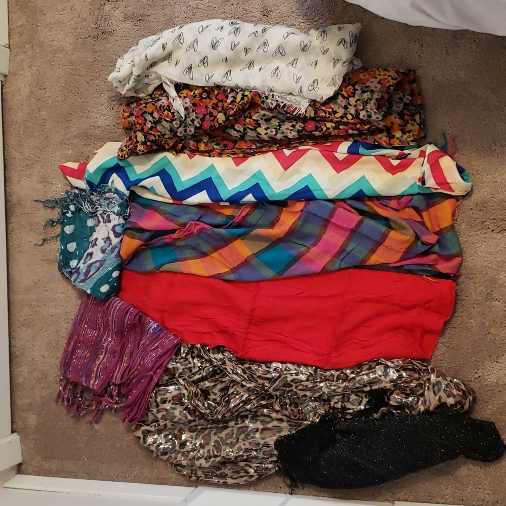 Lot of 9 scarves